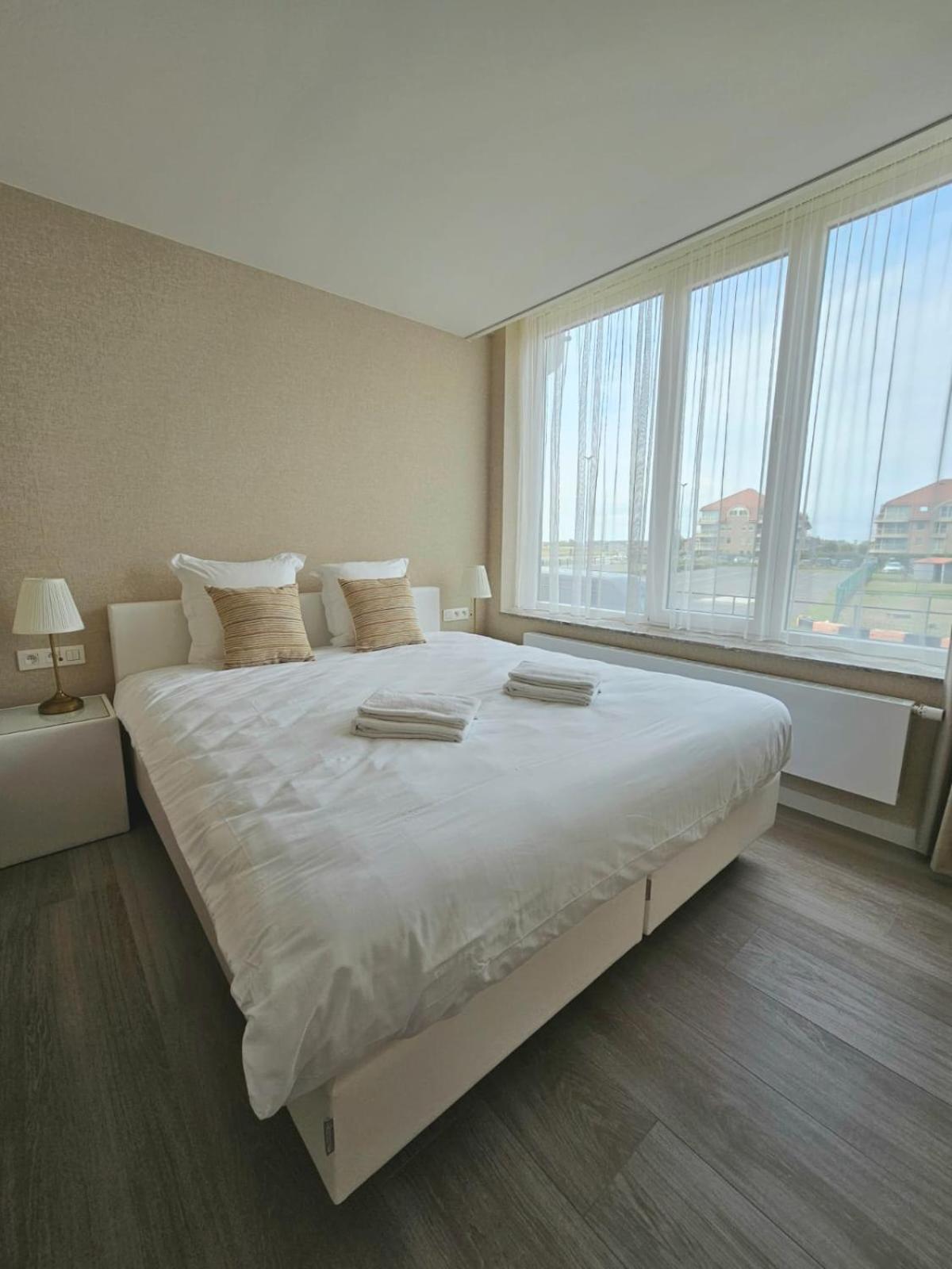 Hotel Acropolis " Op Het Sportiefste Park Van De Kust " Middelkerke Kültér fotó